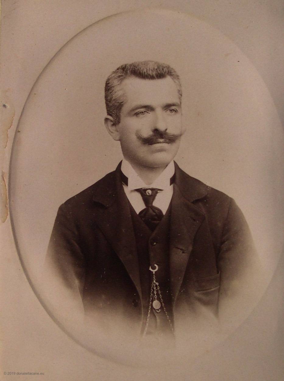 Giuseppe Ru in abito borghese: foto eseguita nel periodo trascorso a Roma tra il 1903 e il 1904.