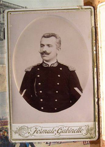 Giuseppe Ru in uniforme di Guardia di Città: foto eseguita nel periodo trascorso a Roma tra il 1903 e il 1904.