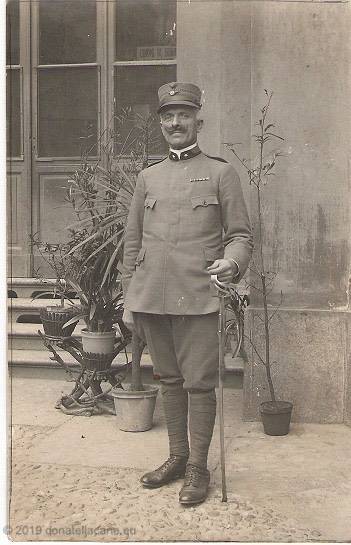 Giuseppe Ru in uniforme grigioverde della Croce Rossa.