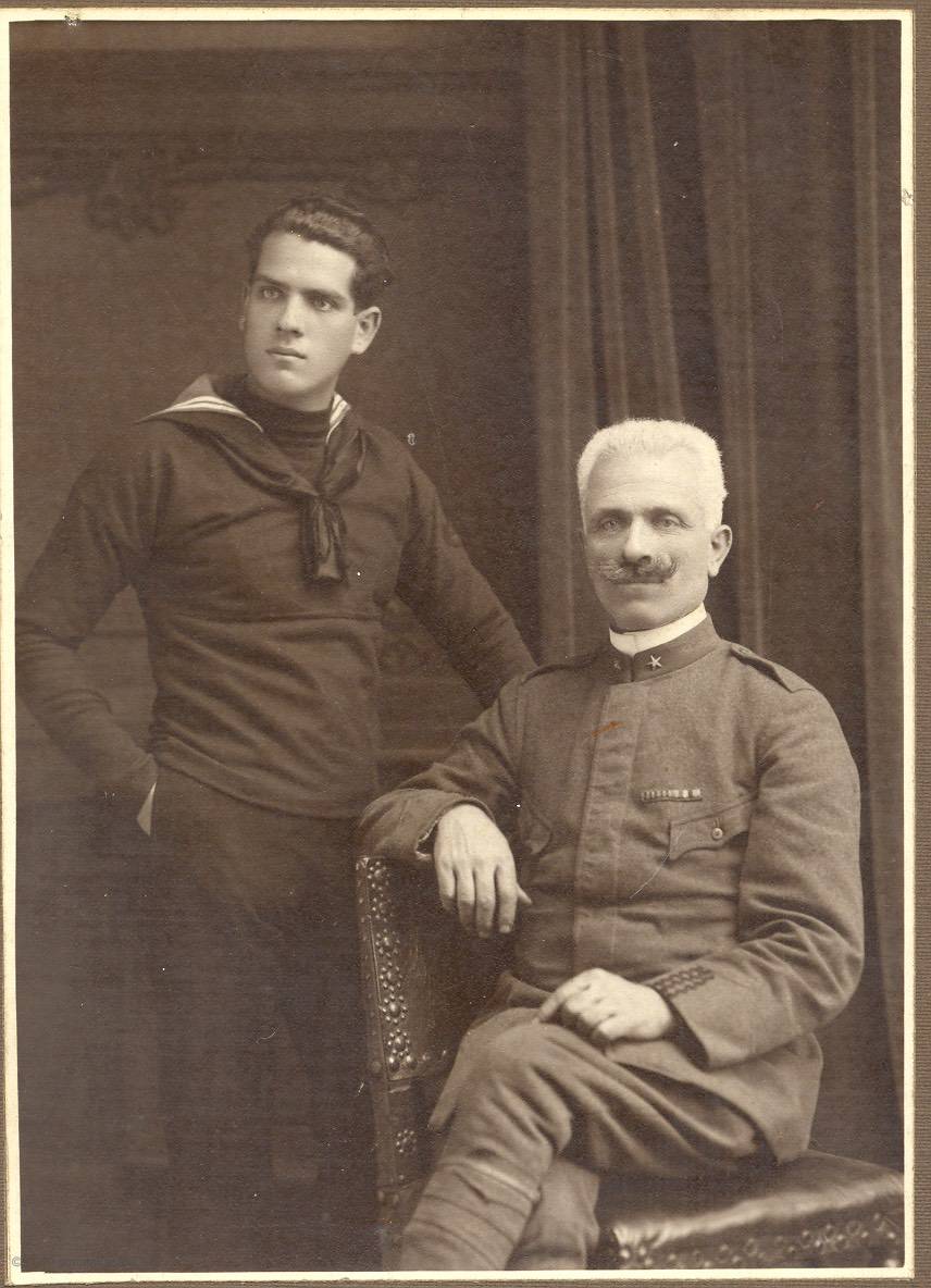 Giuseppe Ru, in uniforme della Croce Rossa, forse ritratto con il figlio Alberto, in uniforme da marinaio.