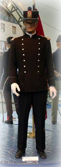 Uniformi delle Guardie di Città. Dal 1898 l’uniforme, completamente variata rispetto a quella precedente, era divenuta di colore nero con filettature bleu.