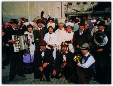 Donatella Cane con il Gruppo Folkloristico di Viù